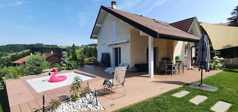 At the foot of the mountain, 15 minutes from the lake!