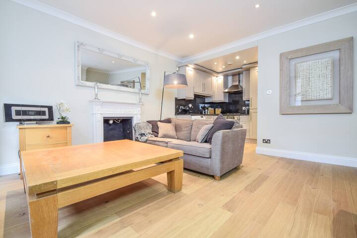 Earl’s Court 2BR flat near tube station gallery image 5