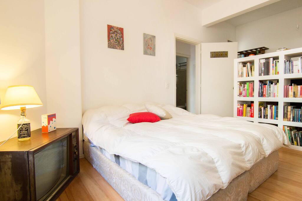 Este es tu cuarto! Cuenta con dos cómodas camas que ponemos juntas cuando vienen parejas, o que podemos separar si vienen amigos/as.