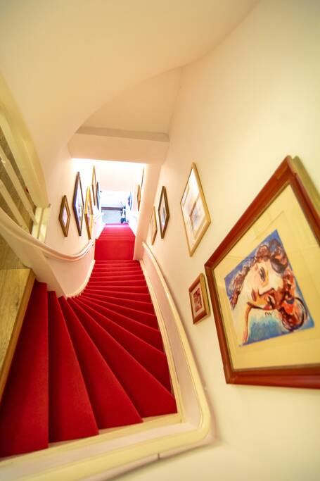 Streetdoor and staircase leading op two second floor where the bedrooms are.