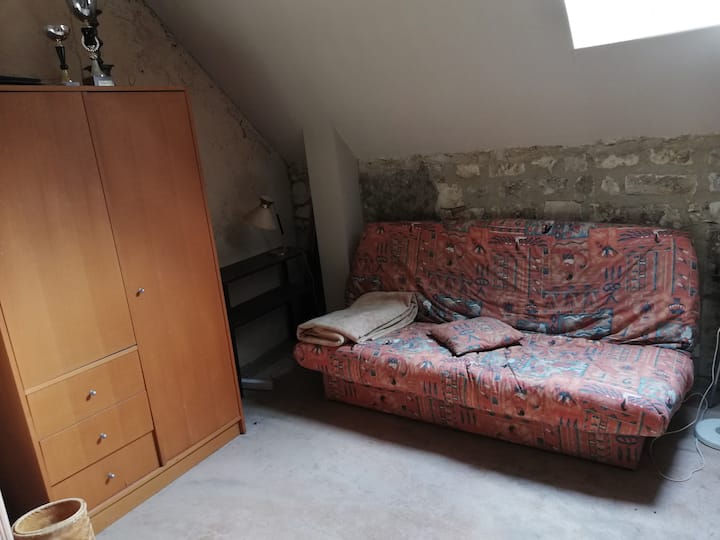 Na međuspratu nalazi se kauč na razvlačenje s pogledom na sobu za igre