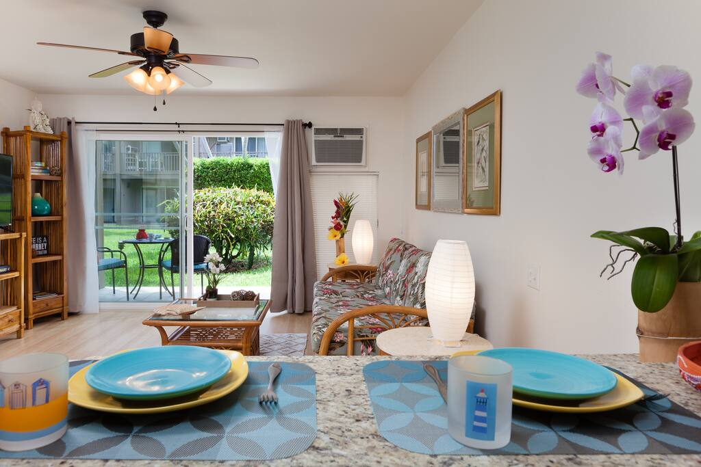 Dining counter with view towards the lanai. This is also a nice place for " computing"