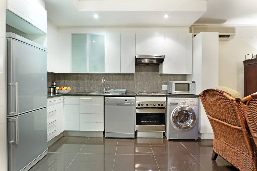Gill's Apartment Kitchen has washing machine and dish washer