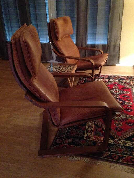 Fauteuils en cuir devant la télévision