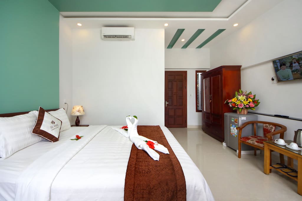 The deluxe double bed with the area up to 30m2 has their own private balcony overlooking the street and lake view creating the airy space in harmony with nature and this feature is more highlighted by the green coconut reefs as well as the gentle breeze of Cam Thanh peaceful countryside. Rooms are fully equipped with modern facilities.