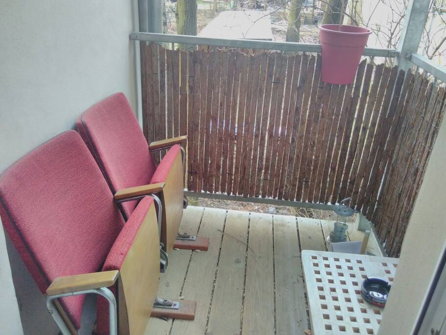 Sich in Kinostühle fläzen und erst mal gemütlich eine rauchen.