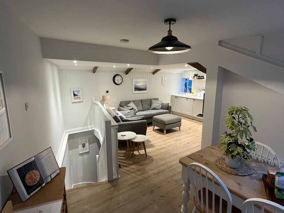 Popular Airbnb listing: Garden Cottage with private garden in Falmouth