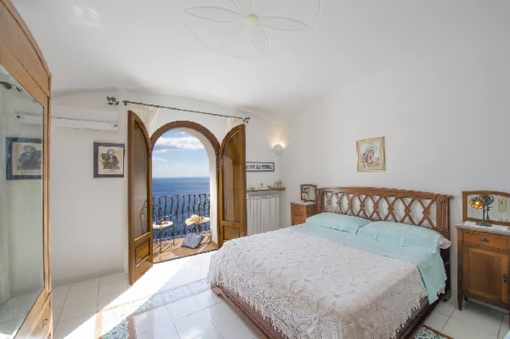 ชั้นล่างเป็นห้องนอนเตียงใหญ่