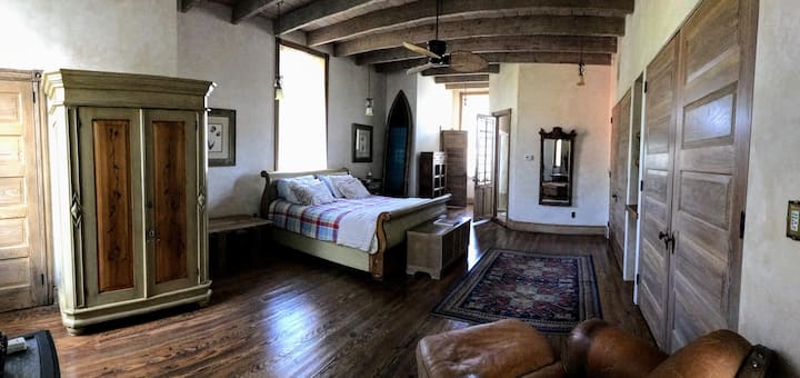 Dhoma kryesore e gjumit...