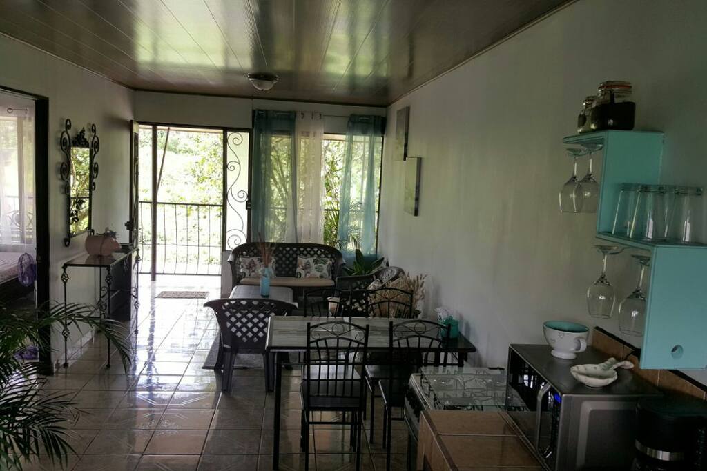 espacio confortable que vas a disfrutar acompañado de un delicioso café mientras lees un libro