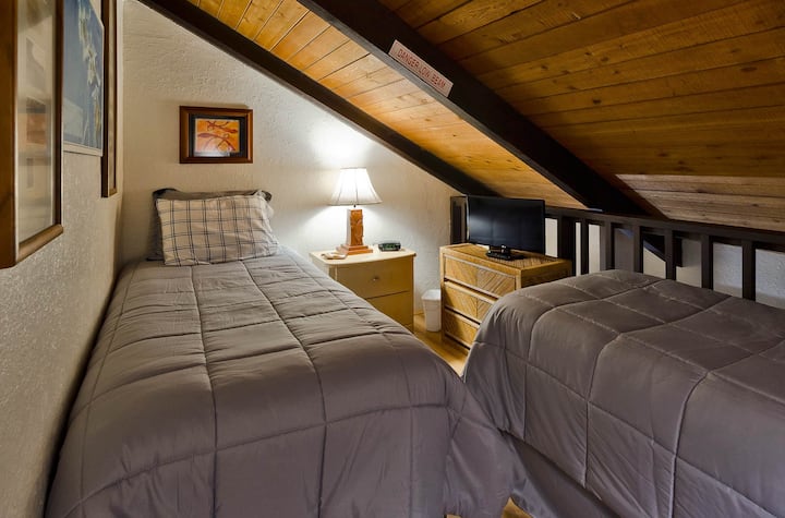 Loft bedroom #2 (Two twin beds)