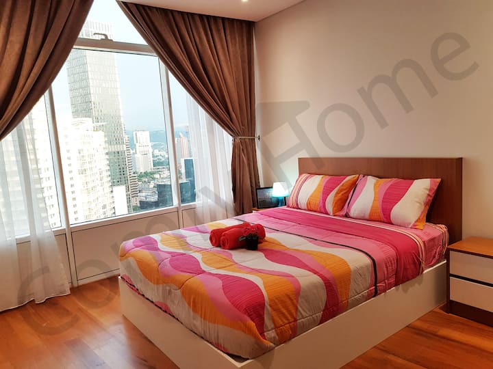 ห้องนอนที่สองพร้อมเตียงควีนไซส์ที่สะดวกสบายพร้อมหมอนผ้านวมและผ้าปูที่นอน (เครื่องปรับอากาศ)