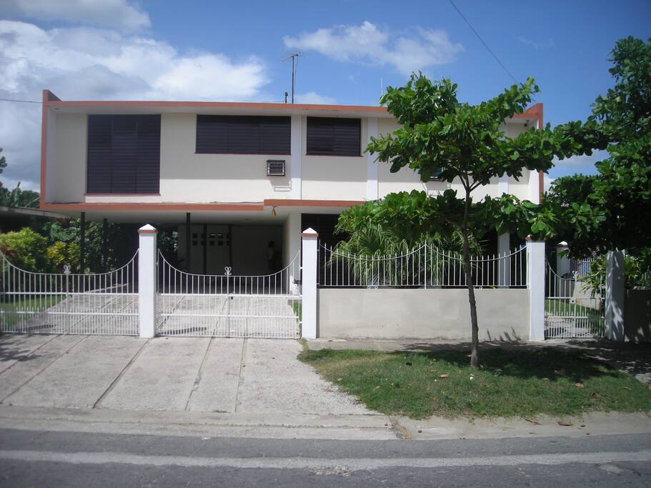 Piñol House is a two- story firm residence located in a peaceful environment
and near the Melia – Santiago and San Juan Hotels. In the second
floor, with independent entrance, two comfortable rooms are
rented with ample balcony, partially shaded by maracuyá creeper
and overlooking The Gran Piedra mountain range.