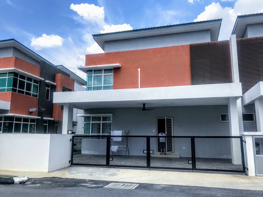 Front facade - could accommodate 3 cars
宽敞的停车房,可容纳3辆小车