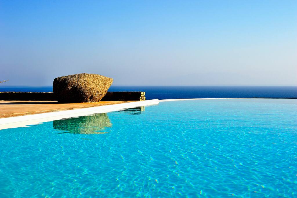Infinity pool - South view - protected from wind