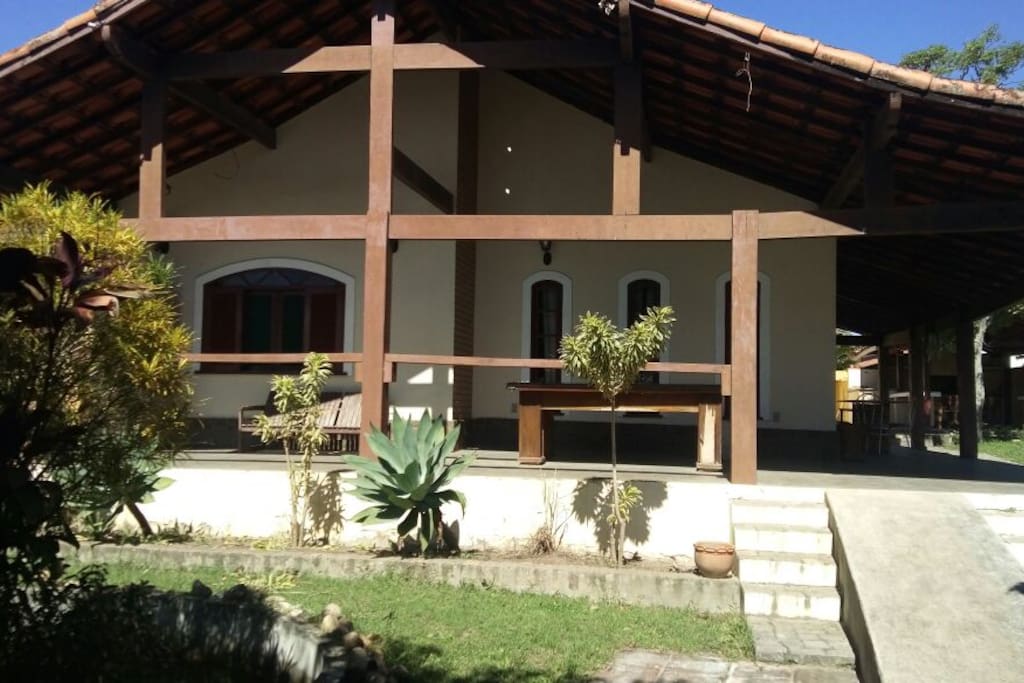 Casa espaçosa com quintal arborizado