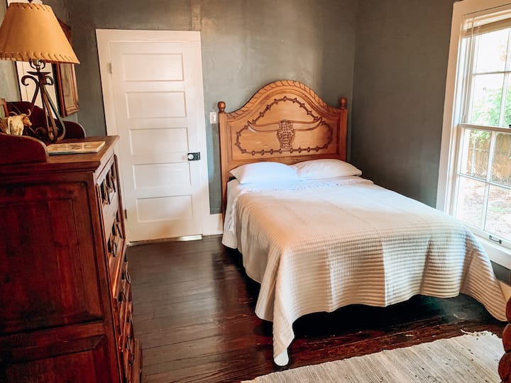 North Room - manželská posteľ, komoda a šatník s hračkami a hrami. 