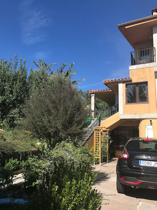 Chalet y cielo azul :)