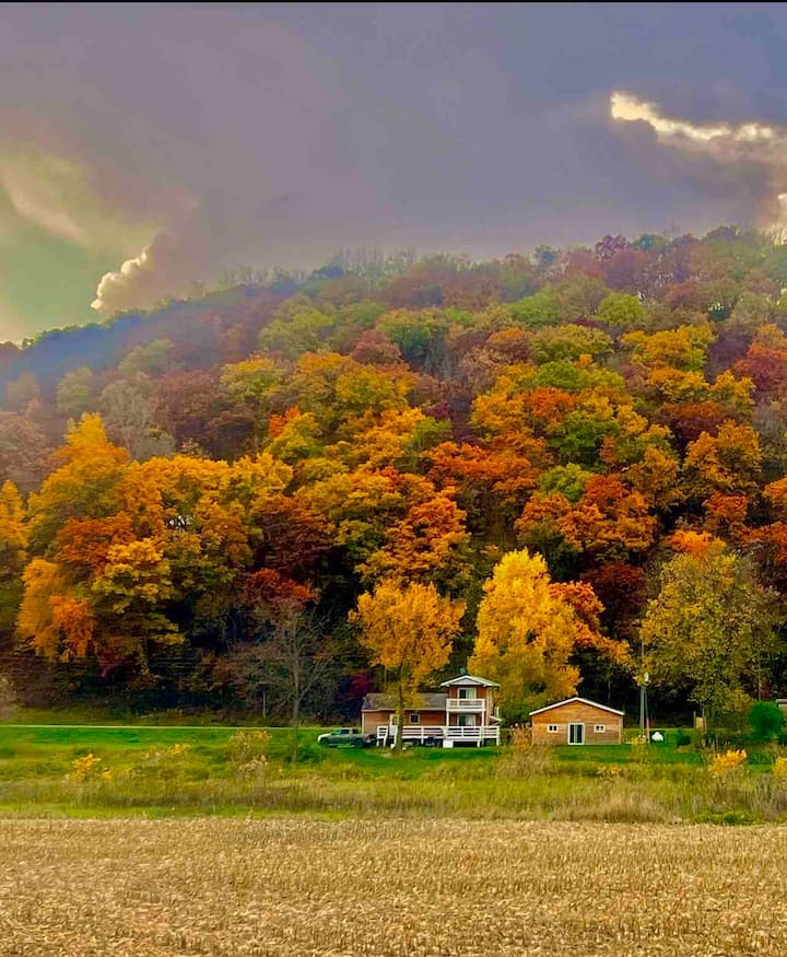 On Upper Iowa River W/HOT TUB JACUZZI Cottages for Rent in
