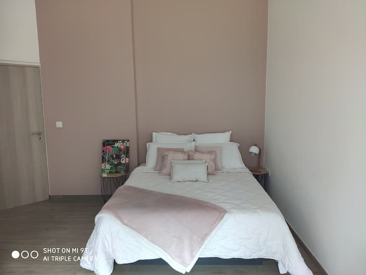 Moja ya vyumba vya kulala na kitanda chake cha ukubwa wa malkia 160 x 200, bafu yake ya kibinafsi