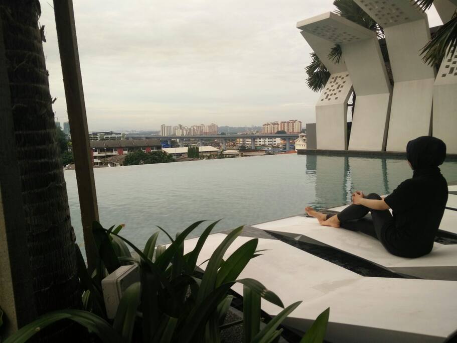 Infinity pool at facilities floor (level 6)
