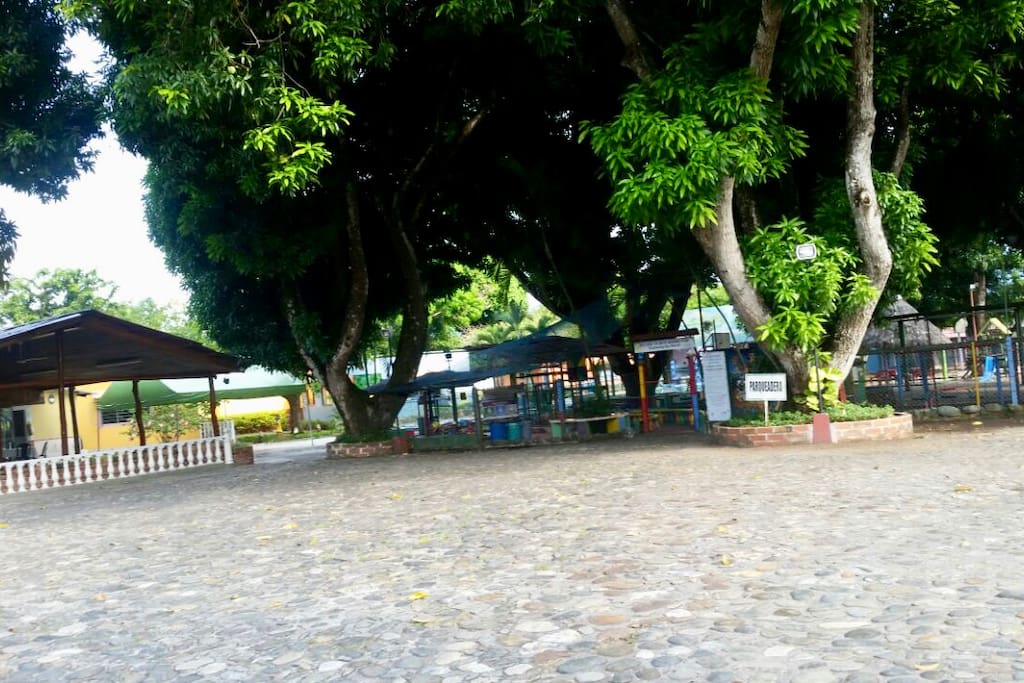 Zona de parqueadero al aire libre .