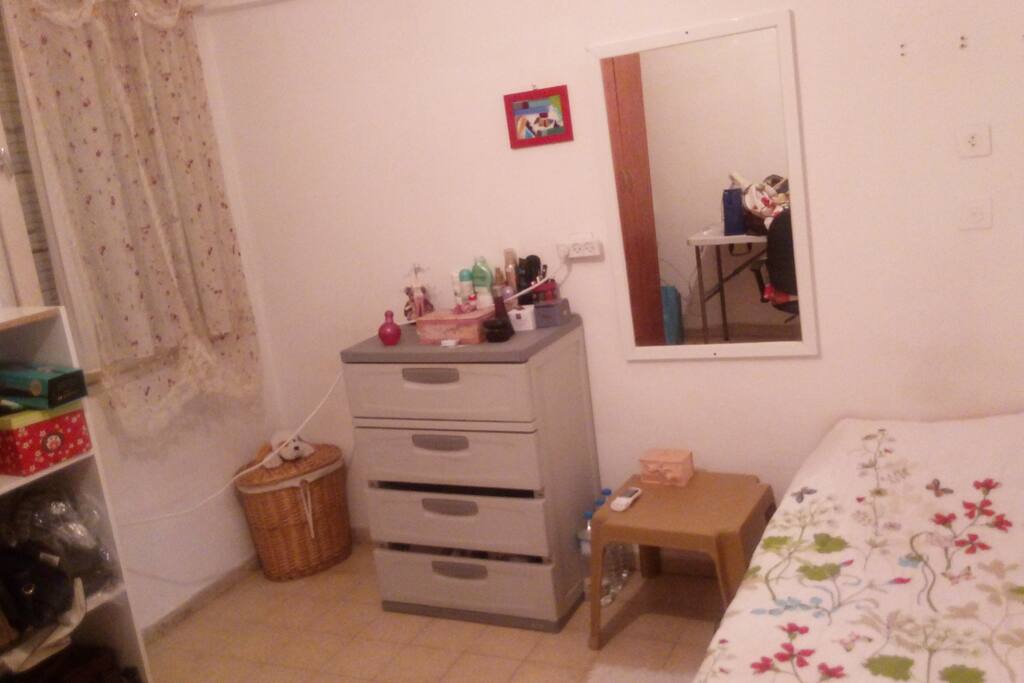 bedroom - single bed