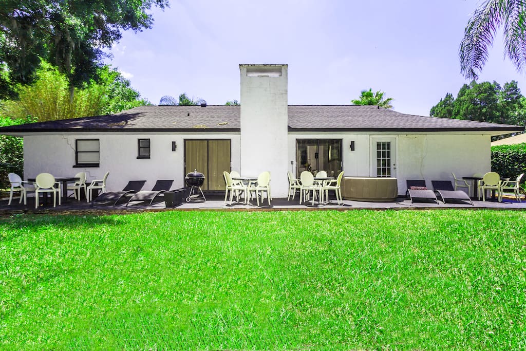 Back patio with BBQ grill & hot tun spa