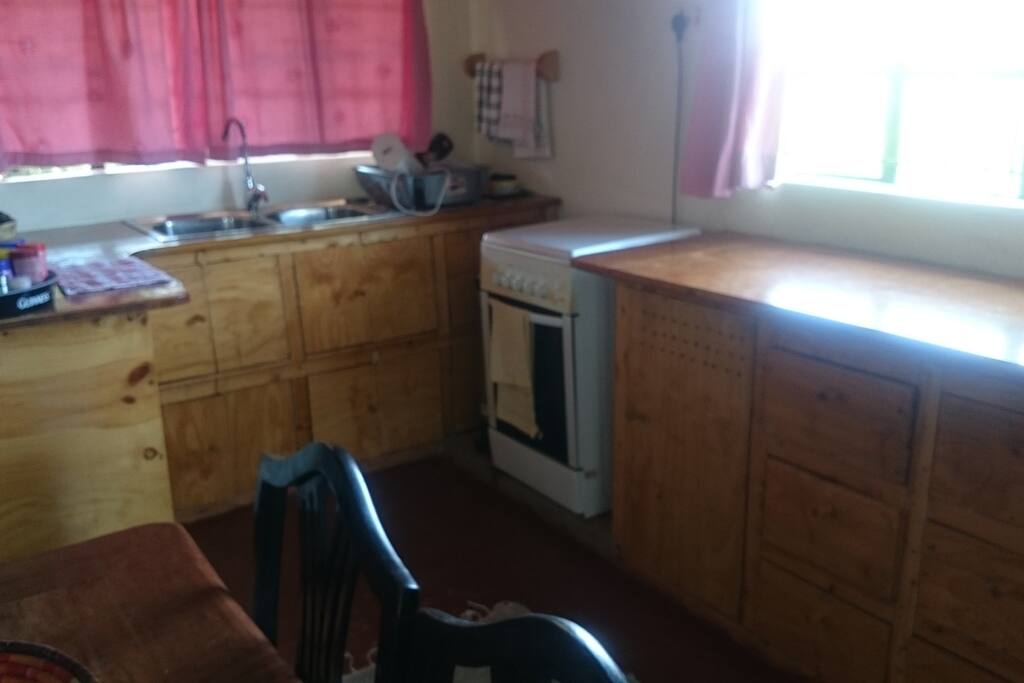Fully fitted kitchen with cooker and fridge