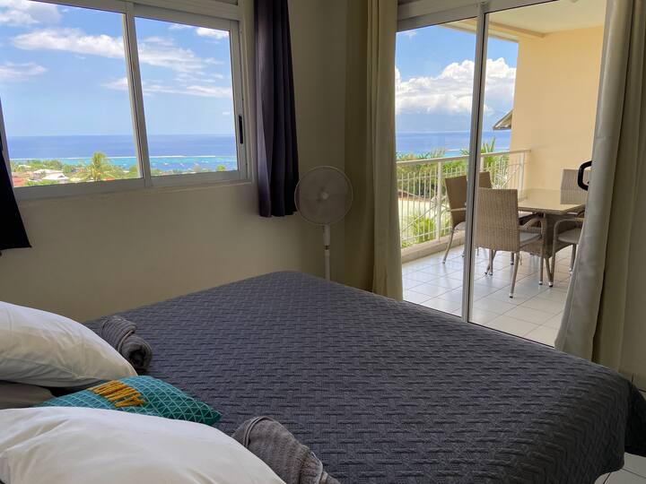 Chambre avec lit 180x200cm, vue Moorea et accès balcon
***
Bedroom with queen size bed, Moorea view and balcony access