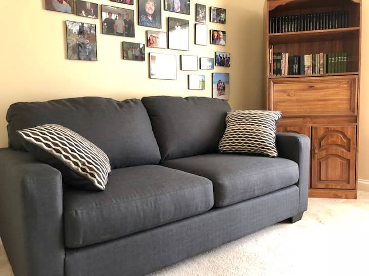 Разтегателен диван в спалнята на първия етаж