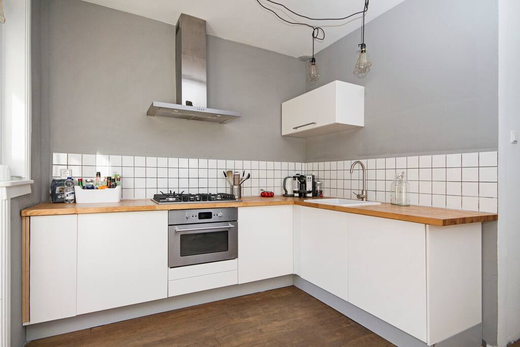 goed uitgeruste keuken met oa afwasmachine, oven en gaskookplaat