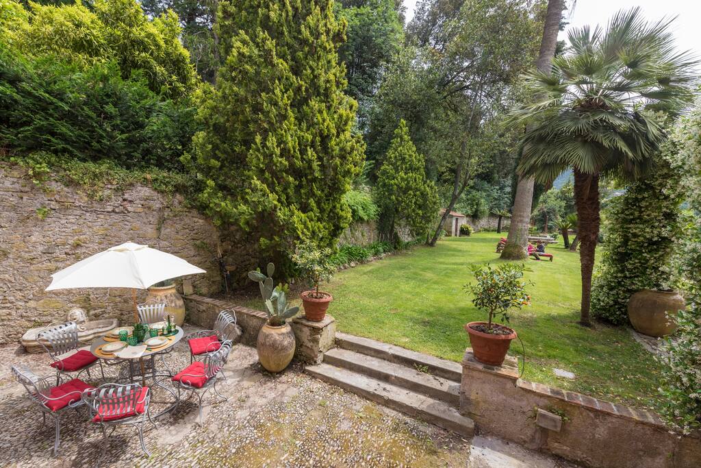 Giardino e zona per il pranzo all'aperto