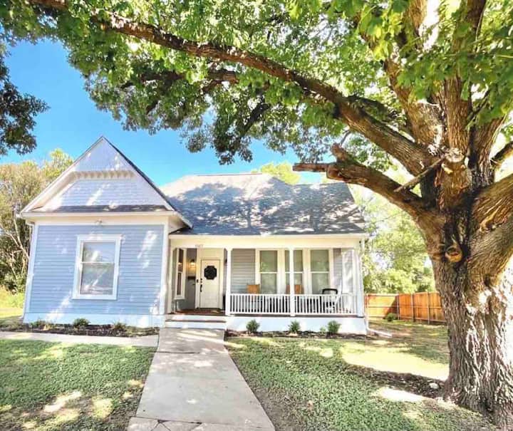 Charming & Cozy Clay Oak Cottage, 1mi. from Silos!
