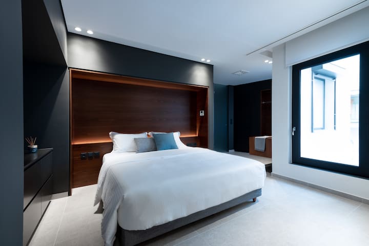 Grey and White boutique apt.- free parking & fiber