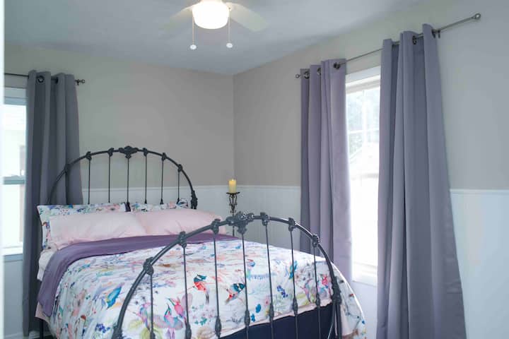 غرفة فيكتورية بفراش عالي الجودة.