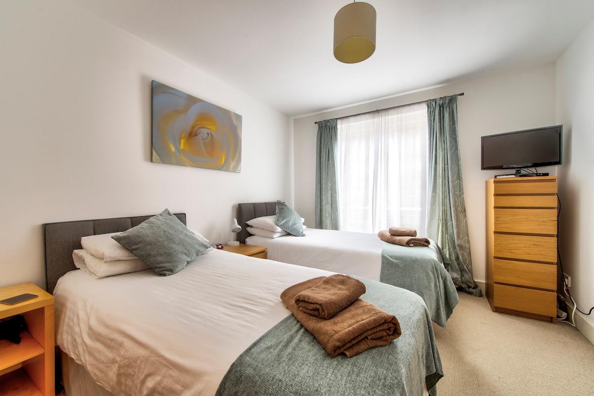 غرفة مزدوجة مع خزانات ملابس مبنية