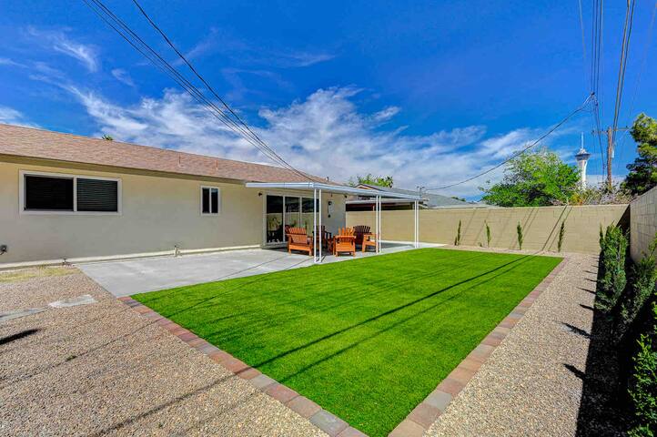 Vegas Baby-5 minutes to strip! gallery image 3