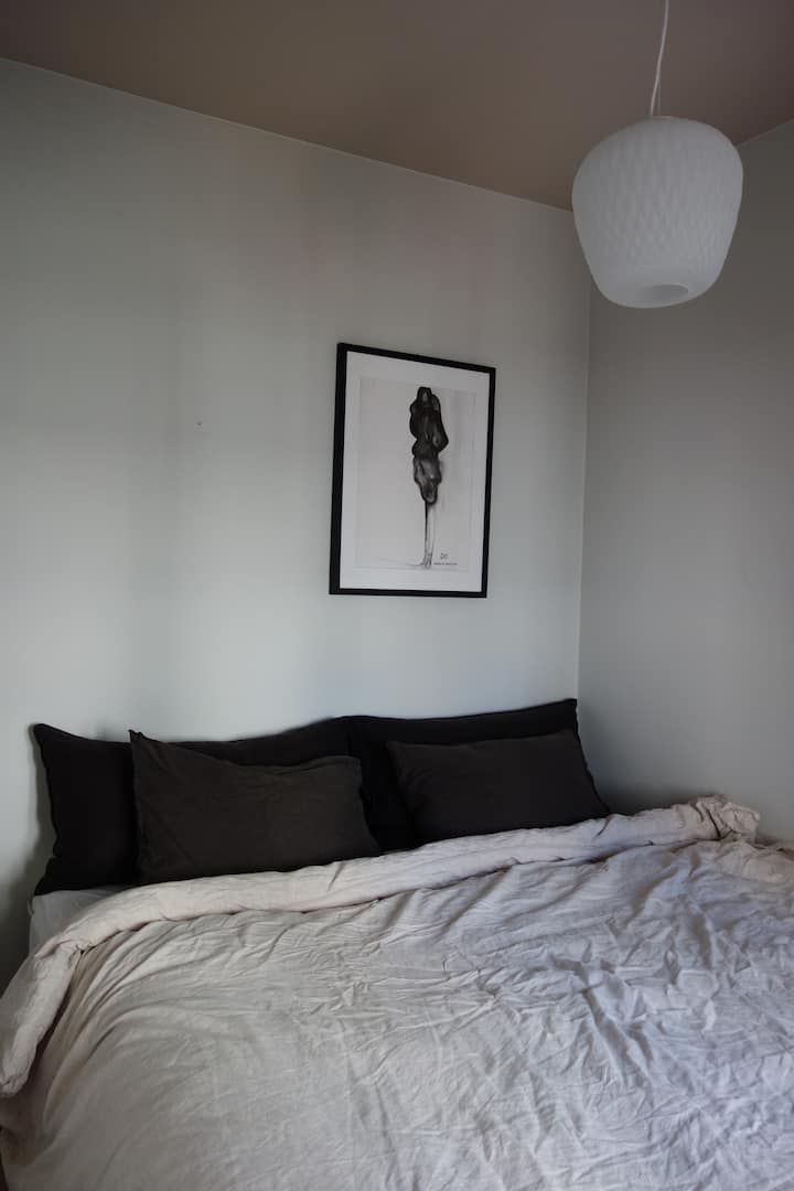 Chambre. Spacieux lit principal de 160 cm