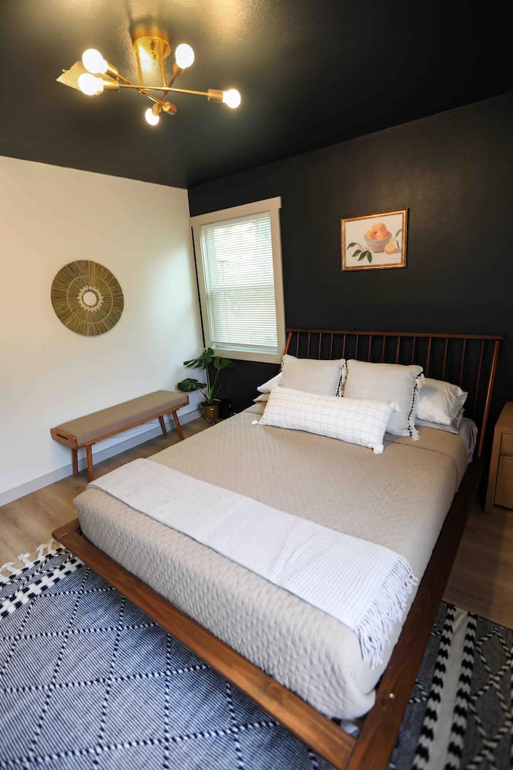 Модерна спалня от средата на века с двойно легло и матрак с мемори пяна