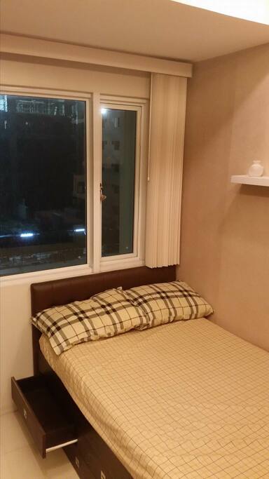 bedroom has one bed good for two persons