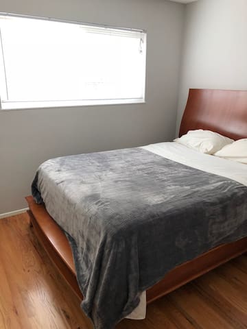 Simple Room- Queen Bed in N San Jose on Quiet St.