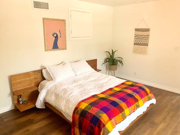 Cama tamaño queen súper cómoda con colchón medio firme y muchas almohadas esponjosas.