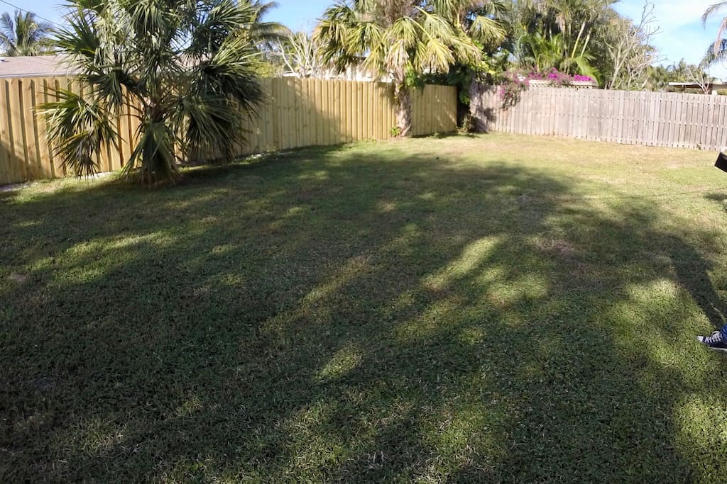 Huge fenced back yard for your pet or BBQ