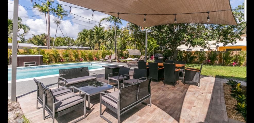 STUNING PRIVATE RESORT..10 bedrooms..6 bathrooms