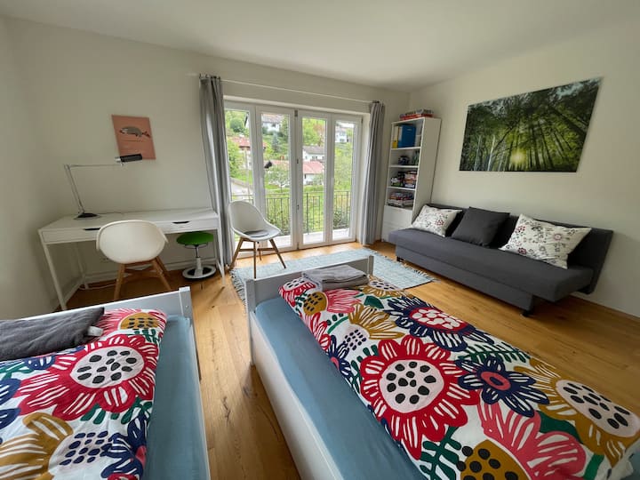 Segundo dormitorio principal. Dos camas separadas ( 90 cm por 200 cm) con colchones de alta calidad. Un cómodo sofá cama ( sofá cama)  para relajarte y un escritorio para hacer un poco de trabajo. También acceso al balcón.