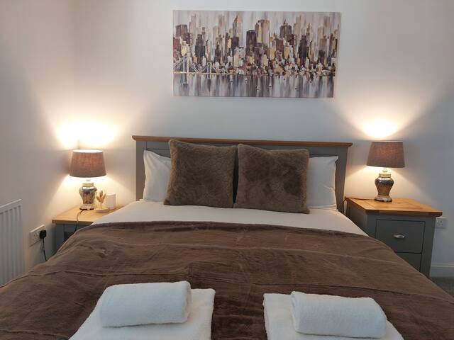 4 Bedroom House with Private Garden and Parking