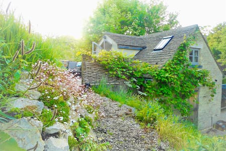 Cotswold Cottage Cosy Garden Studio