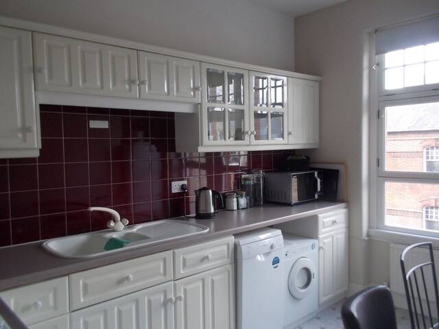 Bright, Cheerful Kensington Flat gallery image 2