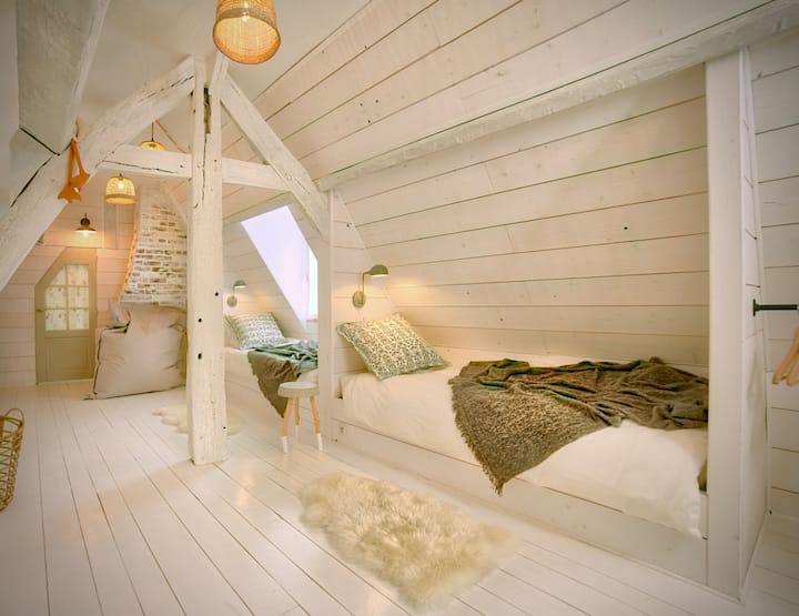 נחיתה במעונות - קומה
(2 מיטות 80*200)